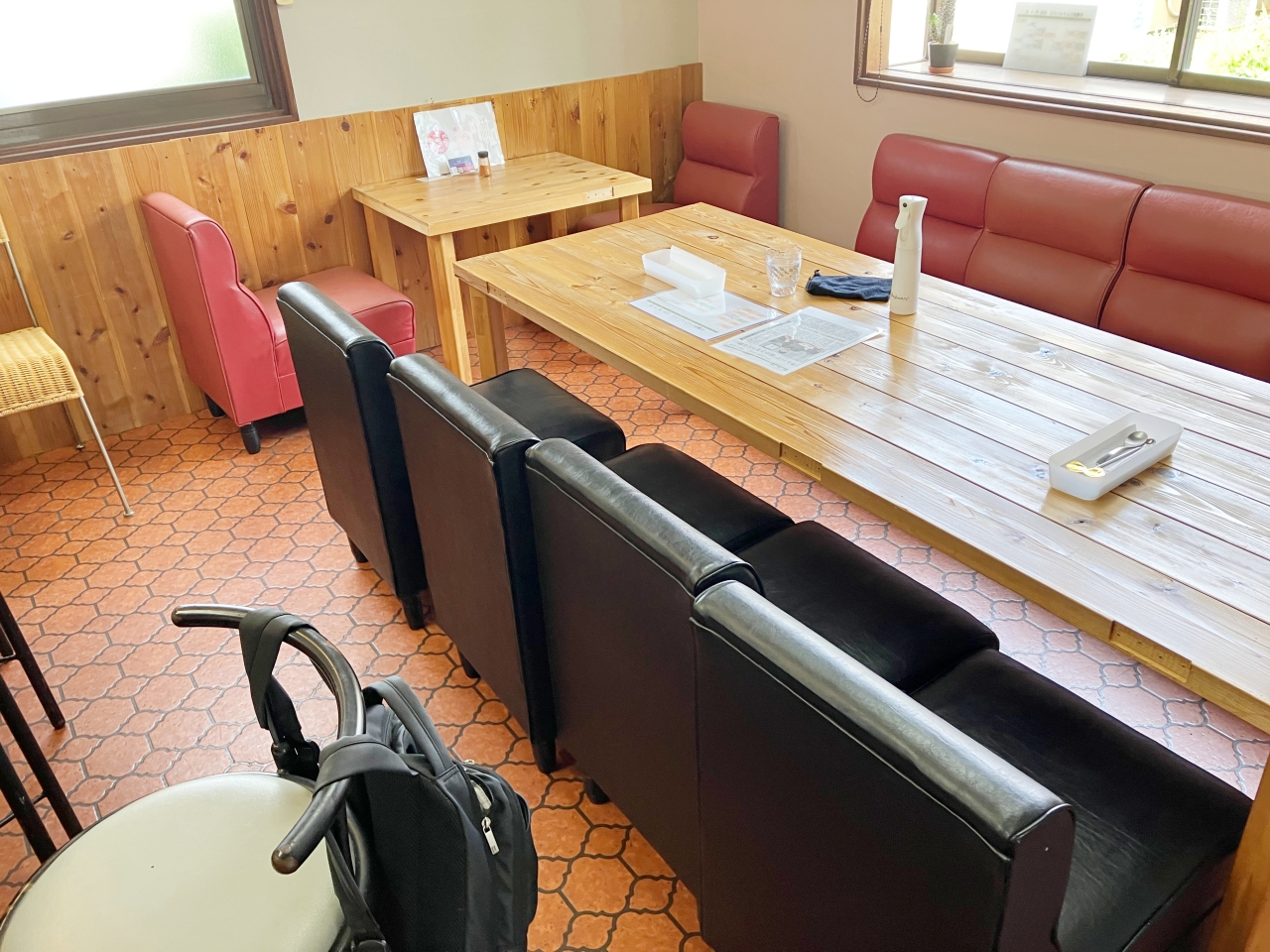 「スパイスキッチン YOHAKU」の店内