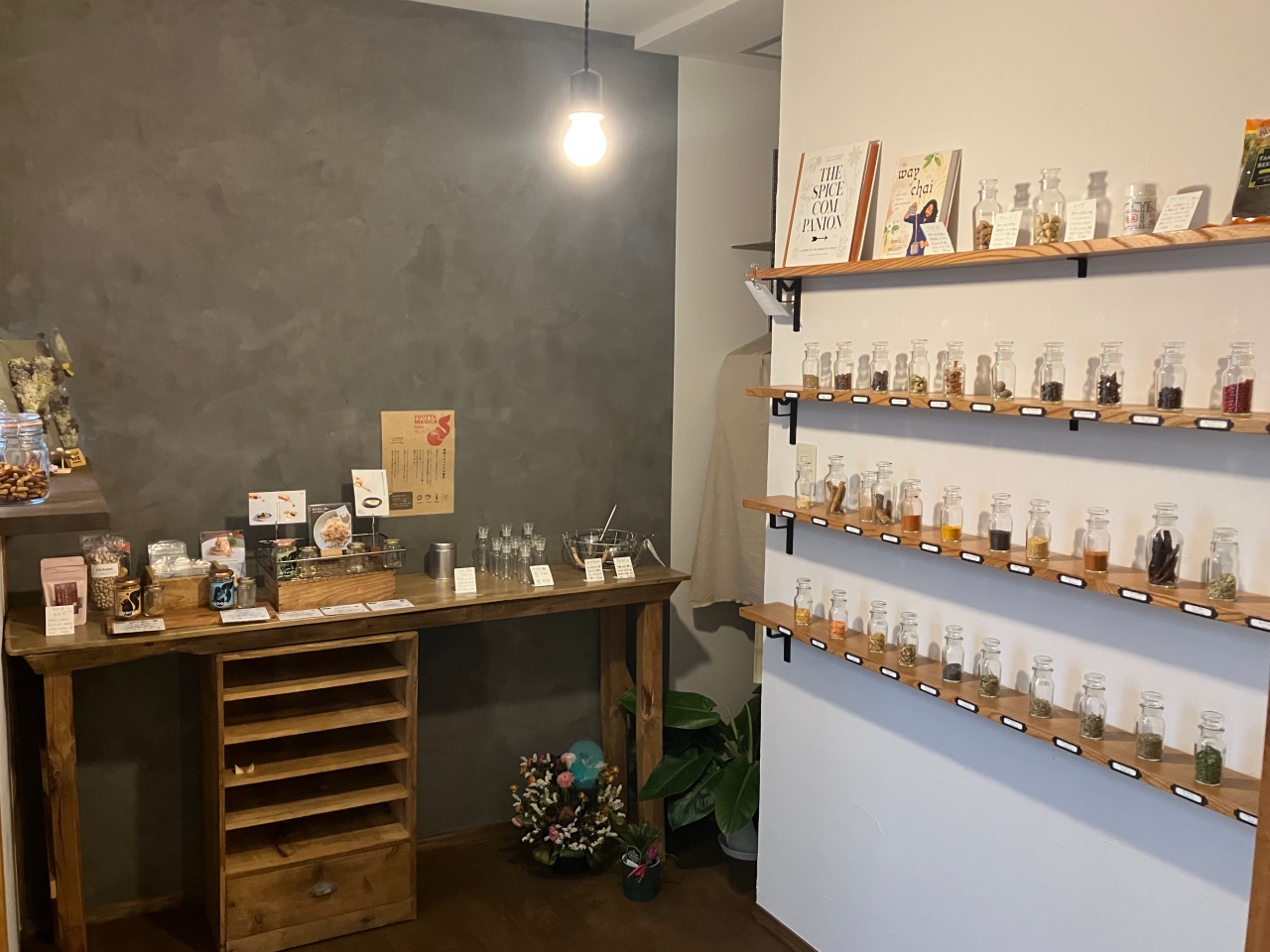 「ももんが香辛堂」の店内