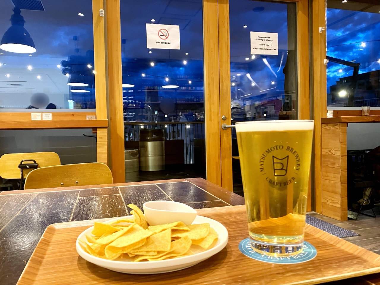「松本ブルワリー タップルーム 本町店」のクラフトビールと夜景